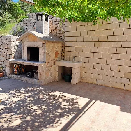 Robinson Crusoe House * Zastražišće